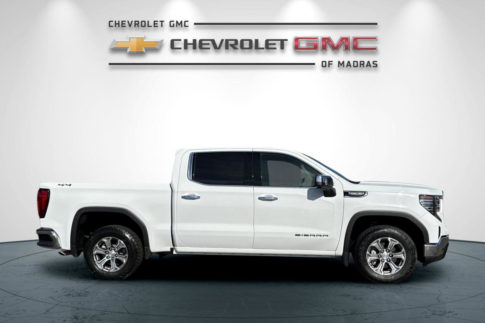 Used 2024 GMC Sierra 1500 SLT AWD/4WD image 2