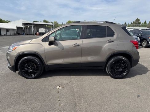 Used 2021 Chevrolet Trax LT w/ Premium Seat Package AWD/4WD image 2