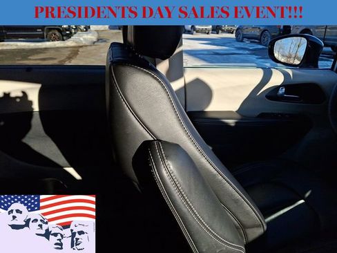 Used 2024 Chrysler Pacifica Touring-L image 13