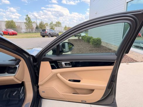 Used 2018 Porsche Panamera image 31