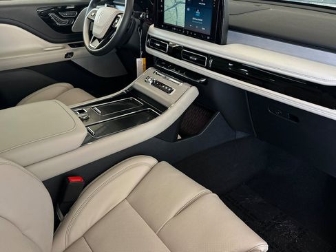 New 2025 Lincoln Aviator Reserve w/ Luxury Package image 16