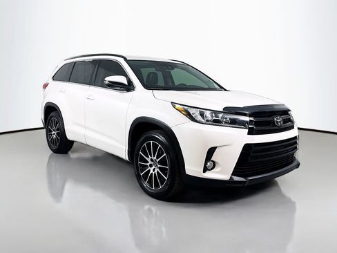 Used 2017 Toyota Highlander SE FWD image 3