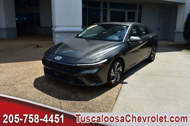 Used 2025 Hyundai Elantra Limited FWD image 5