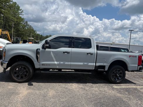 Used 2025 Ford F250 XLT AWD/4WD image 4