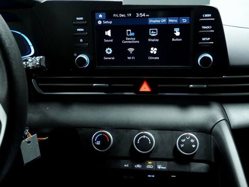 Certified 2025 Hyundai Elantra SE image 18