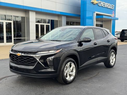 Used 2025 Chevrolet Trax LS w/ LS Convenience Package image 1