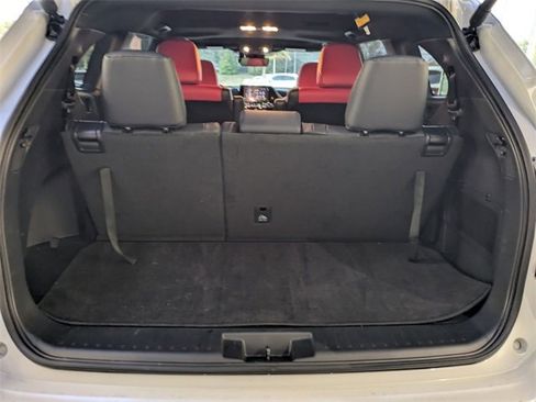 Used 2024 Toyota Highlander FWD image 4