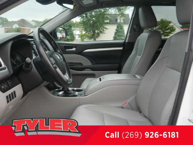 Used 2017 Toyota Highlander XLE AWD/4WD image 36