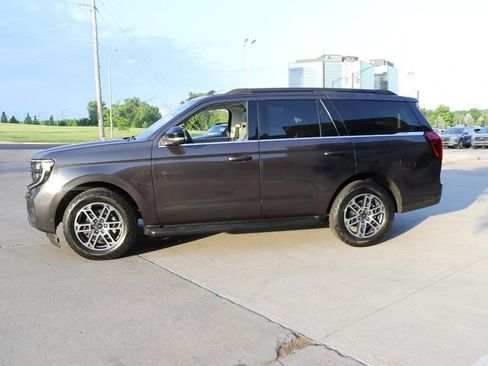 Used 2025 Ford Expedition Active AWD/4WD image 4