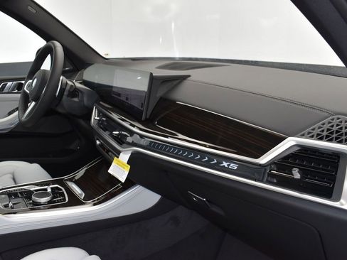 Used 2026 BMW X5 xDrive50e image 25