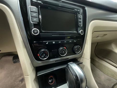 Used 2014 Volkswagen Passat 2.5 SE FWD image 16