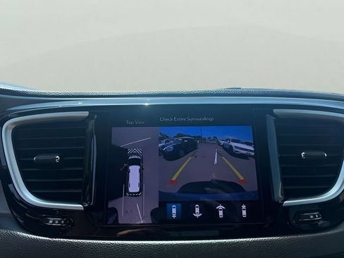 Used 2020 Chrysler Pacifica Touring w/ Advanced Safetytec Group FWD image 22