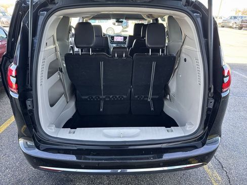 Used 2023 Chrysler Pacifica Touring-L image 19