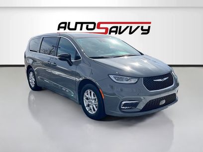 Used 2025 Chrysler Pacifica Select