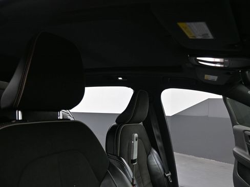 Used 2022 Volvo XC40 P8 Recharge Plus image 19