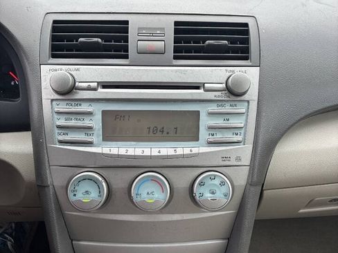 Used 2009 Toyota Camry LE FWD image 18