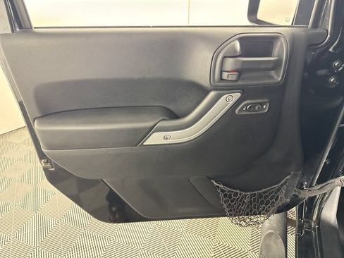 Used 2016 Jeep Wrangler Unlimited Rubicon w/ Connectivity Group AWD/4WD image 29
