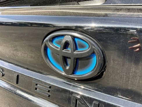 Used 2024 Toyota Sienna XSE image 12