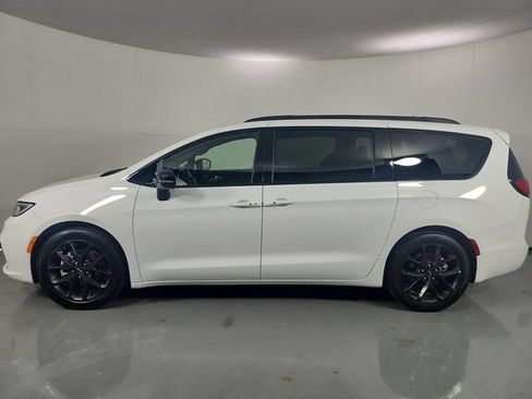 Used 2025 Chrysler Pacifica Limited FWD image 31