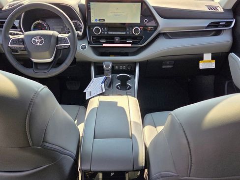 New 2026 Toyota Highlander XLE image 8