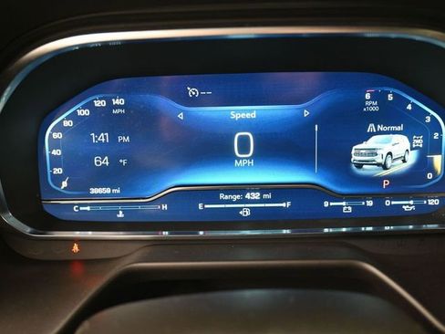 Used 2023 Chevrolet Suburban Premier image 9