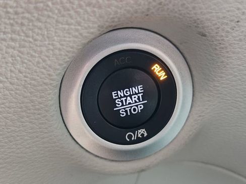 Used 2023 Chrysler Pacifica Limited FWD image 8