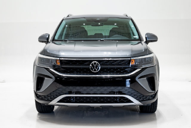 Used 2023 Volkswagen Taos SE w/ Black Wheel Package FWD image 4