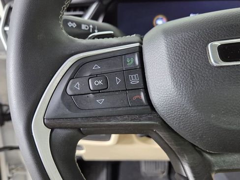 Used 2023 Jeep Grand Cherokee Limited w/ Luxury Tech Group II image 17