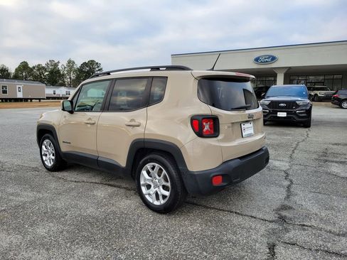 Used 2016 Jeep Renegade Latitude image 3