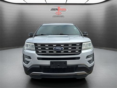 Used 2016 Ford Explorer XLT image 7