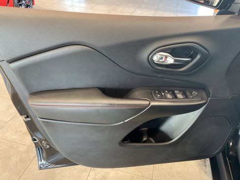 Used 2020 Jeep Cherokee Trailhawk w/ Comfort & Convenience Group image 17