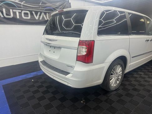 Used 2016 Chrysler Town & Country Limited image 4