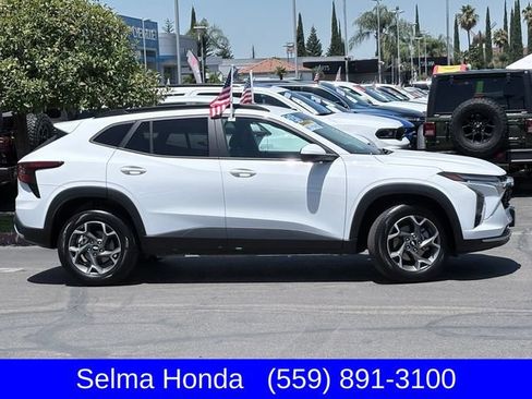 Used 2025 Chevrolet Trax LT FWD image 4