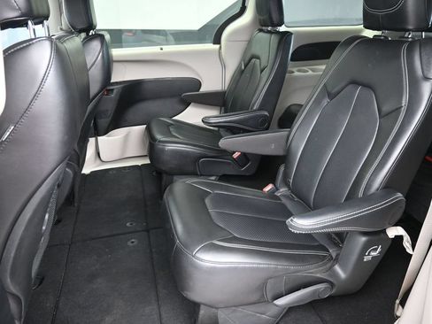 Used 2024 Chrysler Pacifica Touring-L FWD image 17
