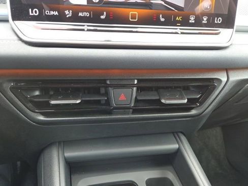 Used 2025 Volkswagen Tiguan SE AWD/4WD image 15