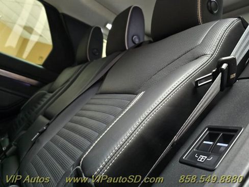 Used 2017 Land Rover Discovery First Edition image 38