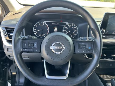 Used 2022 Nissan Rogue SV FWD image 11