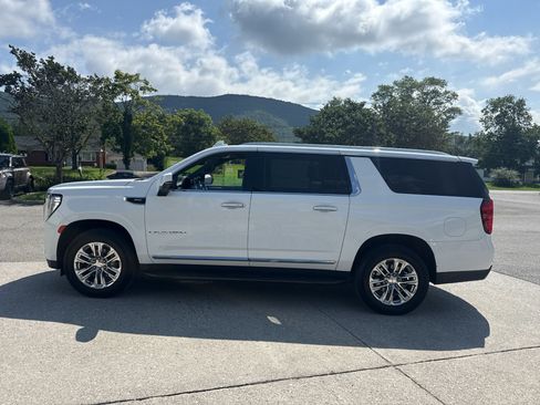 Used 2023 GMC Yukon XL SLT w/ SLT Premium Package AWD/4WD image 5