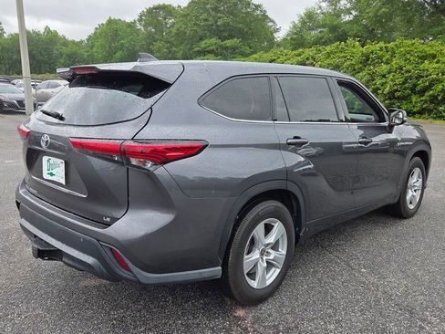 Used 2022 Toyota Highlander LE FWD image 11