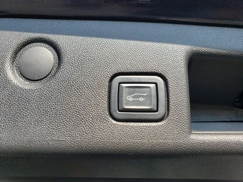 Used 2022 Chevrolet Equinox LT w/ Driver Convenience Package image 12