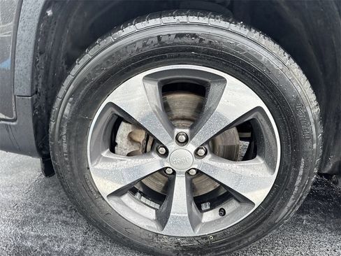 Used 2019 Jeep Cherokee Limited image 10