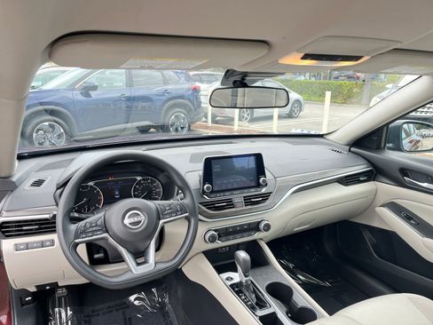 Used 2025 Nissan Altima 2.5 SV FWD image 34