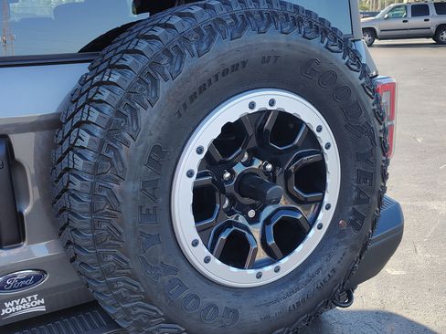 Used 2024 Ford Bronco Badlands image 9