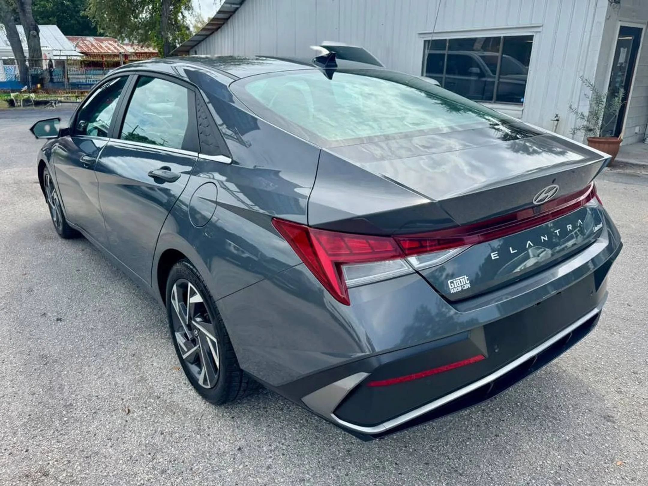 Used 2024 Hyundai Elantra Limited FWD image 5