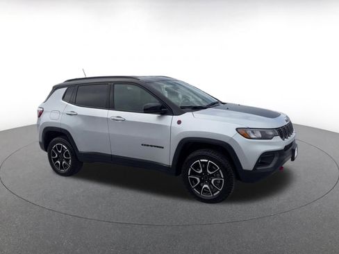Used 2025 Jeep Compass Trailhawk AWD/4WD image 2