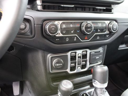 Used 2024 Jeep Wrangler Unlimited Sahara w/ Technology Group AWD/4WD image 59