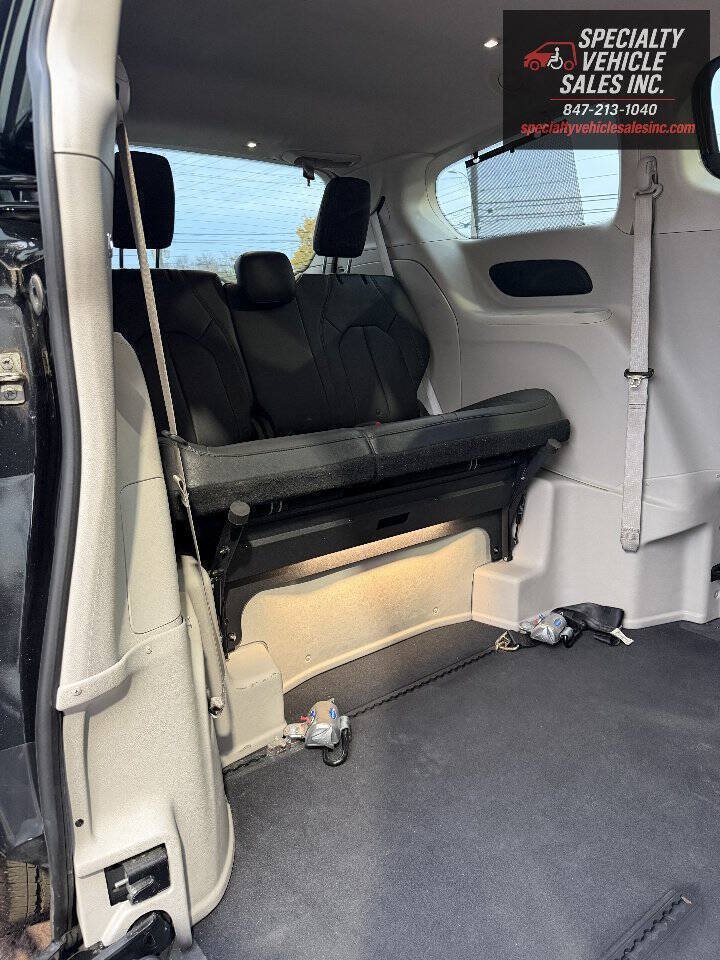 Used 2018 Chrysler Pacifica Touring-L FWD image 16