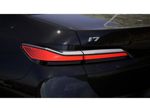 Used 2025 BMW i7 eDrive50 w/ Premium Package image 8