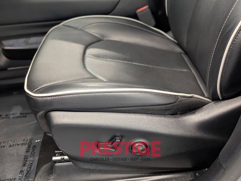 Used 2025 Chrysler Pacifica Limited FWD image 28