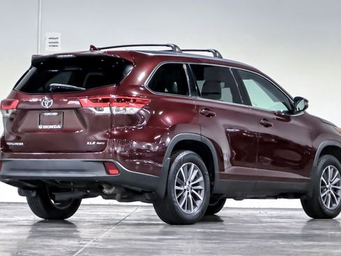 Used 2019 Toyota Highlander XLE w/ Carpet Mat Package (TMS) AWD/4WD image 9